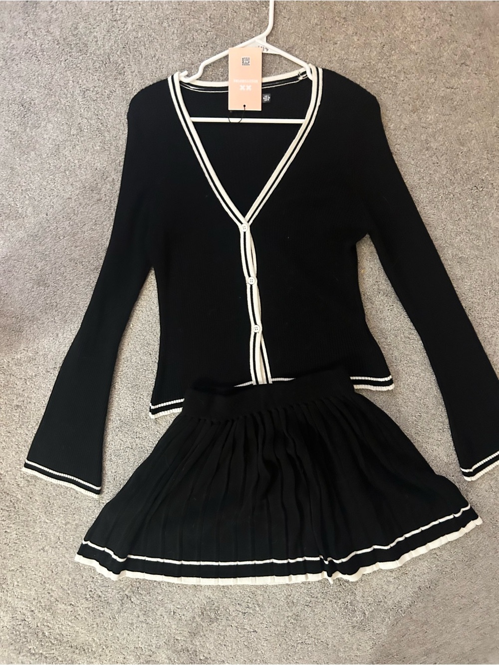 Missyempire knitted mono contrast piping pleated mini skirt and cardigan *SET*